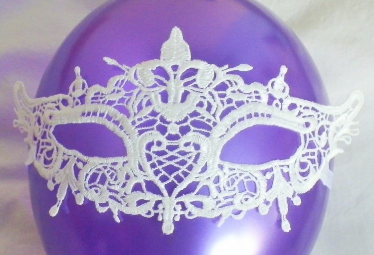 Koronkowa biała opaska - maska na oczy